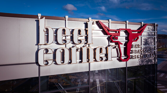 Beef Corner, enseigne du restaurant au coucher du soleil. 