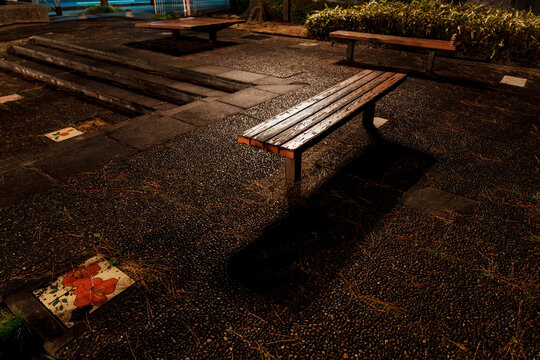 深夜の公園のベンチ