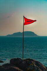 Fototapeta premium Mar Bandeira Perigo Alerta Oceano Sinal Advertência Perigoso Aviso Ondas Marítimo Risco Bandeira Vermelha Praia Segurança Segurança Marinha Náutico Maré Perigoso Atenção