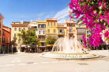 Square with flowers in old town of Palma de Majorca, SPain - obrazy, fototapety, plakaty