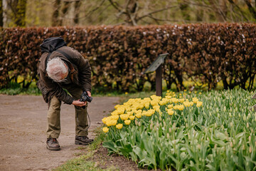 Senior fotografuje kwiatki