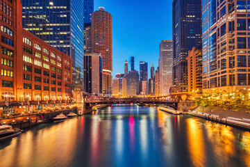 Fototapeta premium Chicago Downtown Cityscape with Chicago River at Dusk