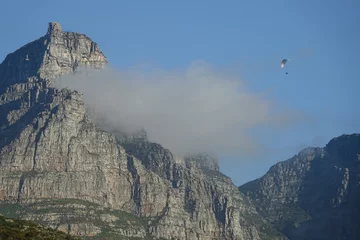 Tableaux ronds sur aluminium Montagne de la Table Top of Table Mountain with Cable Car and Hang Glider, Cape Town