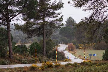 Carretera de montaña en el parque natural Sierra de Mariola que une las localidades de Alcoy y Bocairente en día lluvioso, España - obrazy, fototapety, plakaty