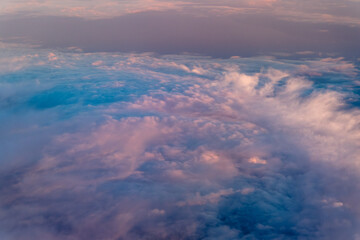 Formations de nuages au soleil couchant vues d'avion au-dessus de la Suède