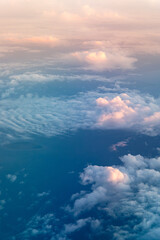 Formations de nuages au soleil couchant vues d'avion au-dessus de la Suède