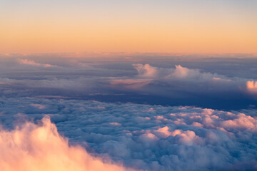 Formations de nuages au soleil couchant vues d'avion au-dessus de la Suède - obrazy, fototapety, plakaty