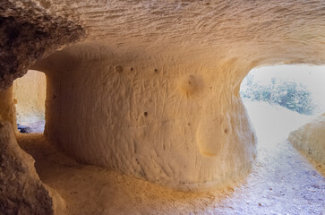 L'interno delle grotte gialle di Bibbona