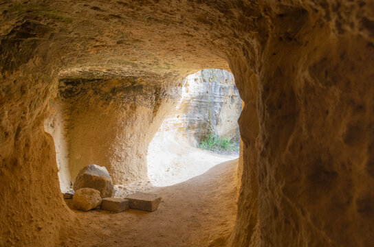 L'interno delle grotte gialle di Bibbona