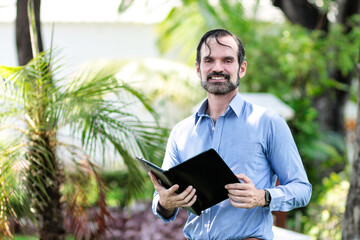 Retrato de hombre de negocios adulto latino contento por cerrar contrato de negocio en un día...