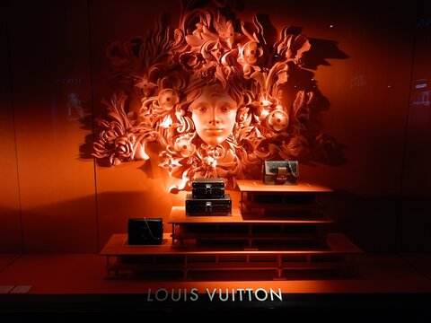 Bari, Italia, 26-03-2024: Louis Vuitton, accessori moda e pelletteria in vetrina nel centro storico della città