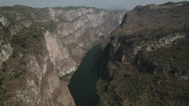 Vista a&eacute;rea alrededor del mirador en el Ca&ntilde;&oacute;n del Sumidero en Chiapas, M&eacute;xico - tomada con dron