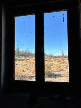 Ventanal de casa abandonada en Patagonia argentina 