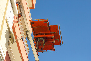 Mobile elevator for carrying household goods to multi-storey buildings