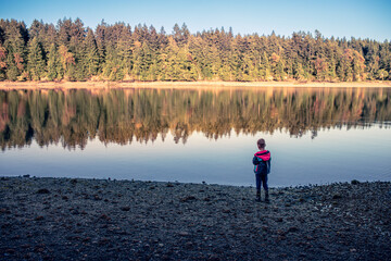 Fototapeta na wymiar child on the lake