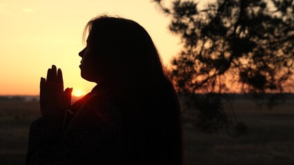 girl woman praying at sunset, hand sunset faith pain, asking heaven for help, spiritual sunset meditation, serene prayer moment, dusk reflection solitude, sunset prayer tranquility, peaceful evening