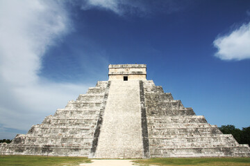 Templo de Kukulkán conocido como "El Castillo", Chichén Itzá, en la península de Yucatán, México. Construcción prehispánico. Paso cenital del sol en Chichén Itzá, luces y sombras.