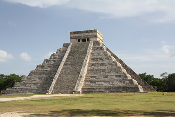 Templo de Kukulkán conocido como "El Castillo", Chichén Itzá, en la península de Yucatán, México. Construcción prehispánico. Paso cenital del sol en Chichén Itzá, luces y sombras.