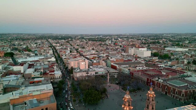 Vista a&eacute;rea con dron, dolly in hacia el oriente de Aguascalientes, M&eacute;xico desde su centro hist&oacute;rico. 
