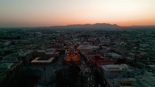 Vista a&eacute;rea panor&aacute;mica con dron durante el atardecer en el centro hist&oacute;rico de Aguascalientes, M&eacute;xico con el cerro del muerto de fondo..