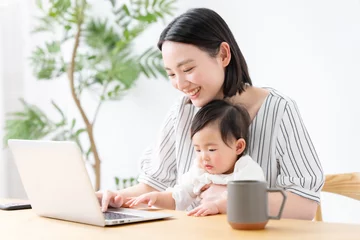 Zelfklevend Fotobehang 赤ちゃんと一緒にパソコンを使うママ © naka