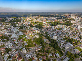 Imagem aérea da cidade de Bento Gonçalves, Rio Grande do Sul em 2024. 