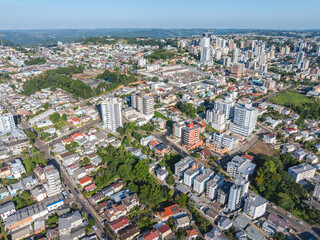 Naklejka premium Imagem aérea da cidade de Bento Gonçalves, Rio Grande do Sul em 2024. 