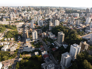 Obraz premium Imagem aérea da cidade de Bento Gonçalves, Rio Grande do Sul em 2024. 