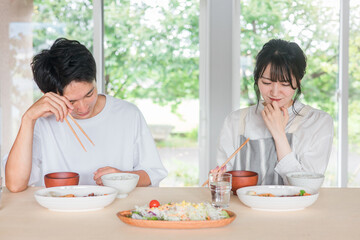 家で食事をする夫婦・カップル（自炊・不満・まずい・モラハラ・夫婦喧嘩・怒る）
