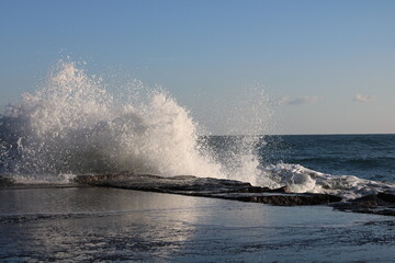Fototapeta premium waves lapping against the levee