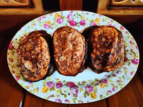 Kuih Akok is a Malaysian treat made of flour, sugar, and eggs. Found in street stalls or cafes, roasted and packaged for breakfast or gatherings.