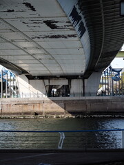 川の上に架かる高架下