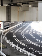 車線が多い国道　高架下