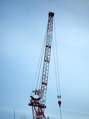 ビルの上に設置される大きいクレーン