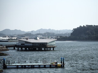 八景島にある海の上に設置された建物
