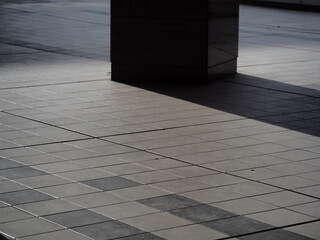 クリーム色のタイル張りの床と伸びる影