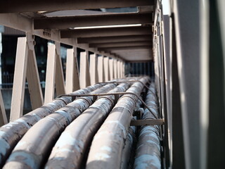 橋の上に係る束になった送水管