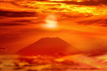 かすむ太陽と富士山