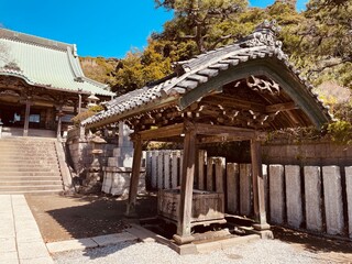 お寺の本堂と手水舎