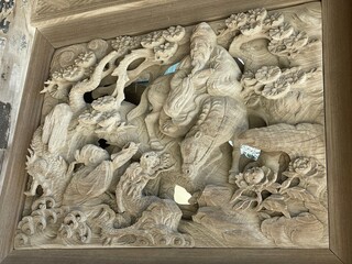 お寺の山門の彫刻