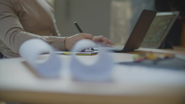 acercamiento de las manos de un dise&ntilde;ador o arquitecto trabajando en proyecto