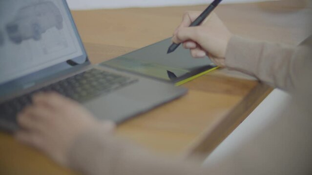 Acercamiento de persona trabajando en tableta gr&aacute;fica