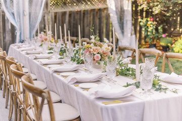 Fototapeta premium Chic garden wedding table with floral centerpiece
