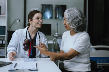 Female doctor explains to the patient the patient's work process. Diagnosis of diseases based on human anatomical models.