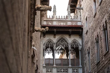 Foto auf Leinwand Verbindung zwischen zwei Häusern über einer Gasse in der Altstadt von Barcelona, Spanien © Robert Poorten