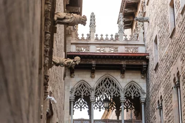 Foto auf Leinwand Verbindung zwischen zwei Häusern über einer Gasse in der Altstadt von Barcelona, Spanien © Robert Poorten