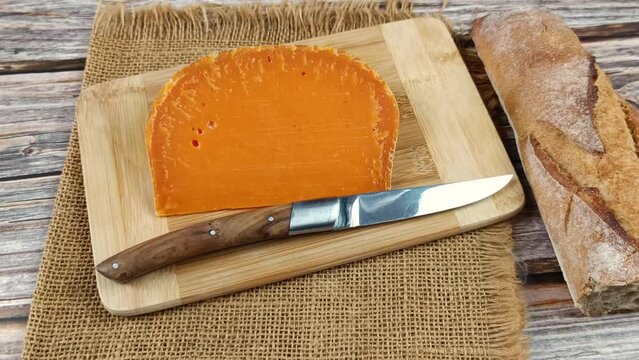 tranche de fromage fran&ccedil;ais : mimolette extra vieille, en gros plan, sur une planche &agrave; d&eacute;couper