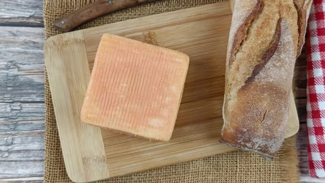 fromage : maroilles, en gros plan, sur une planche &agrave; d&eacute;couper