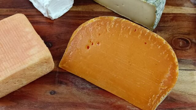 plateau de fromages français, en gros plan, sur une planche à découper