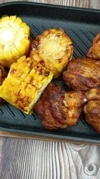 pilons de poulet et ma&iuml;s grill&eacute; sur un grill en fonte